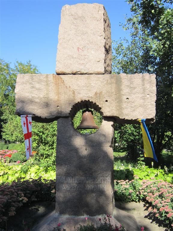 Великий кам’яний хрест з написом „Тим, що поклали життя на вівтар України” став своєрідним надгробком журналісту