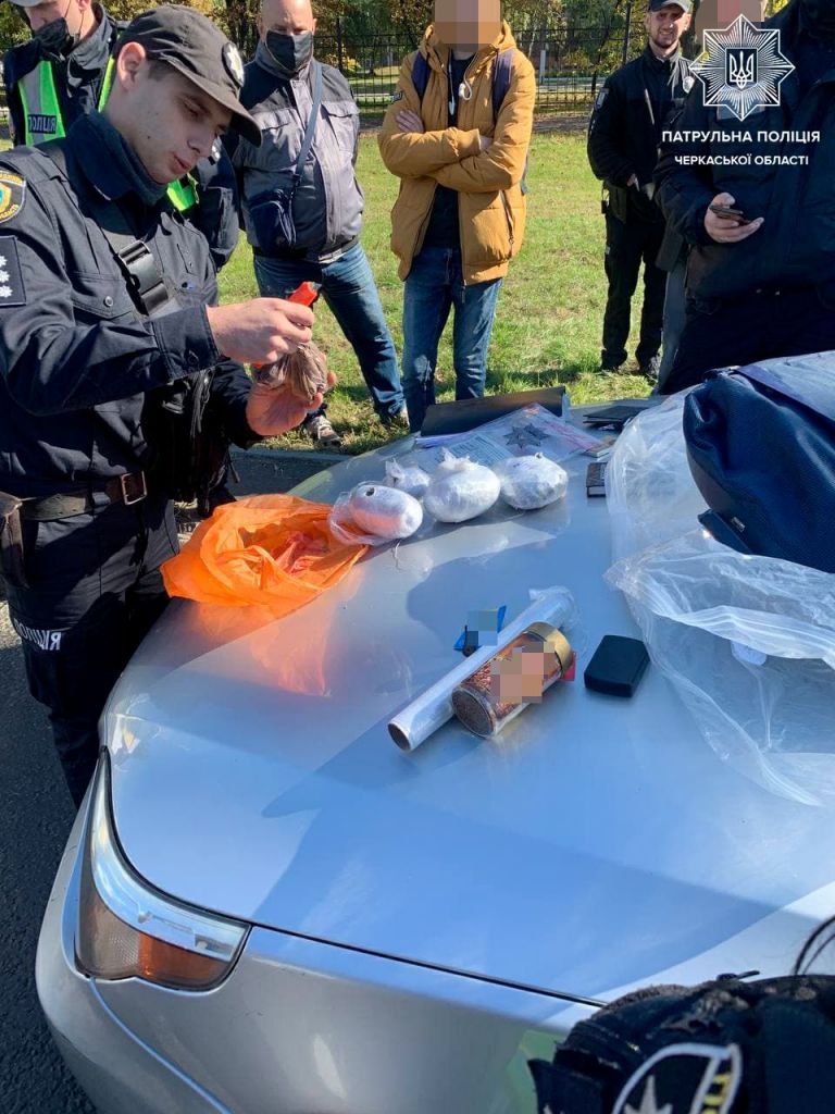 У Черкасах водійка “BMW”з наркотиками і пістолетом в авто тікала від поліції | Черкаські новини — суспільство