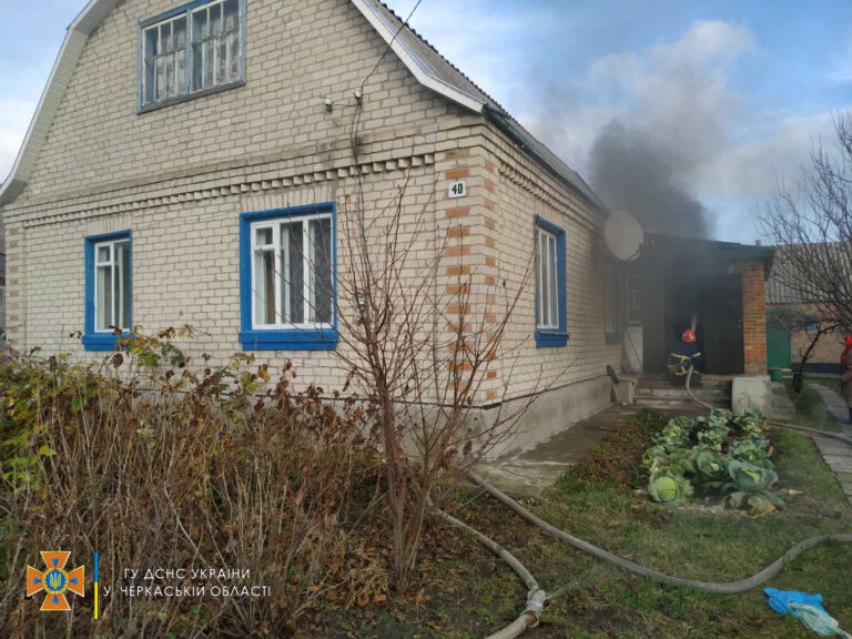 Пожежі 3 житлових будинків ліквідували вогнеборці на Черкащині — Происшествия в Черкассах