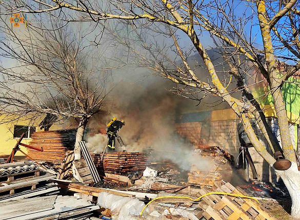 Вогонь гасили годину: на Черкащині горіла столярна майстерня (ФОТО)