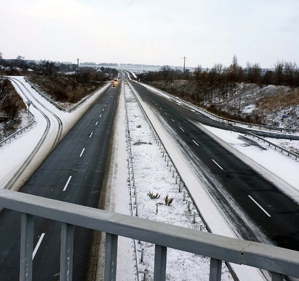 Понад 100 дорожників розчищали від снігу автошляхи на Черкащині