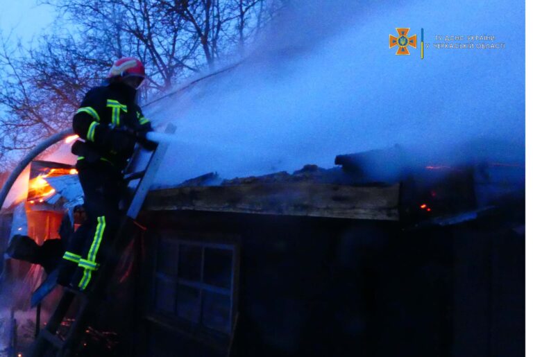 Звенигородський район: рятувальники ліквідували пожежу надвірної споруди — Происшествия в Черкассах