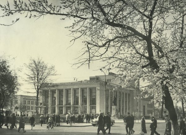 Театр, пам’ятник та старезна яблуня: історія однієї черкаської площі (Фото)