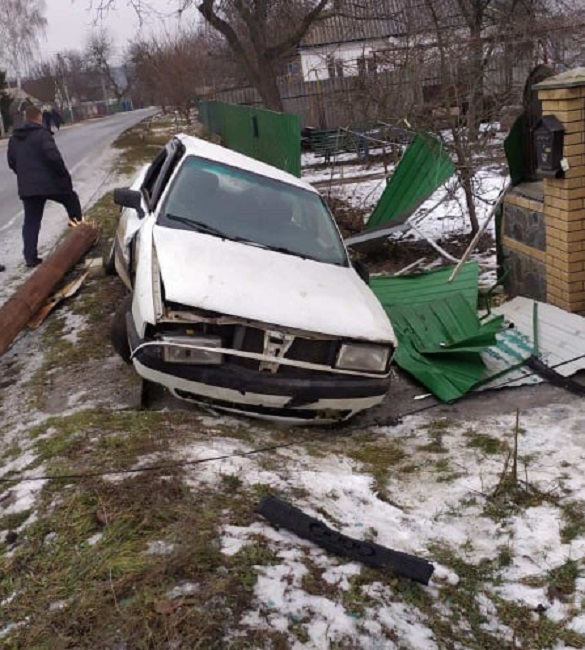 На Черкащині водій збив телефонну опору та розтрощив людям паркан (ФОТО)