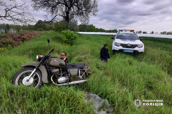 На Черкащині п’яний мотоцикліст тікав від поліцейського та в’їхав у канаву
