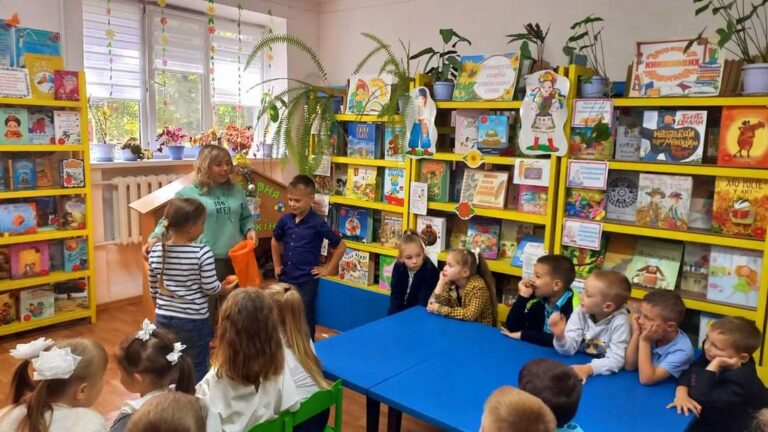 Веселі перші кроки до дитячої бібліотеки маленьких лідерців